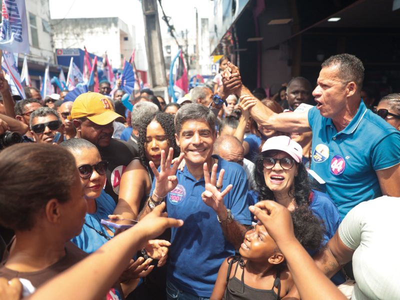 Onda azul toma conta das ruas de Valença em grande caminhada com ACM Neto, Zé Cocá, Coronel e João Roma — imagem 2